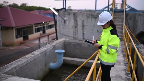 Ingenieros Ambientales Trabajan Plantas Tratamiento Aguas Residuales Técnico Fontanero Femenino — Vídeos de Stock