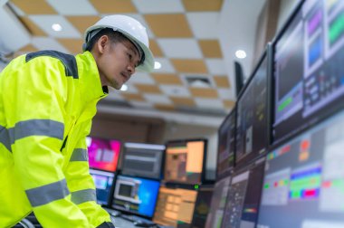 Kontrol odasında çalışan mühendis, yönetici kontrol sistemi, birçok monitörden teknisyen izleme programı.