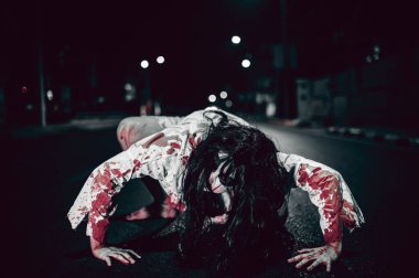 Korku kadın konsepti, şehirde yollarda hayalet, şehrin sokaklarında intikamcı bir ruh, cadılar bayramı festivali, hayalet yüzü.