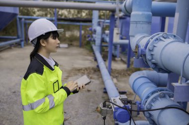 Çevre mühendisleri atık su arıtma tesislerinde, Su geri dönüşüm tesisinde tekrar kullanılmak üzere çalışan su mühendislerinde çalışıyor, kriterler dahilinde olması için sudaki klor miktarını kontrol ediyorlar..