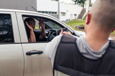 Polis ve hırsız kavramı. Polis suçluları yakalar. Kanunları çiğner.