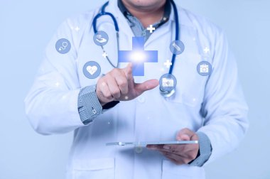 Beyaz arka planda Asyalı akıllı doktor, dijital tıbbi geleceksel arayüz sanal ekranı