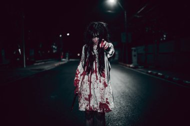 Korku kadın konsepti, şehirde yollarda hayalet, şehrin sokaklarında intikamcı bir ruh, cadılar bayramı festivali, hayalet yüzü.