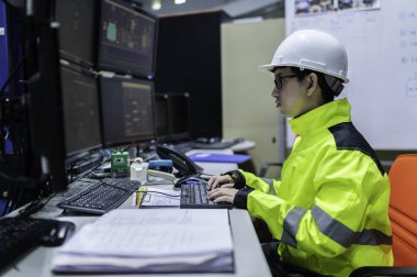 Büyük Endüstri Fabrikası Kadın Bilgisayar Mühendisi Kişisel Bilgisayar 'da çalışıyor. Tayland' daki insanlar dört monitör ve ciddi programcılarla çalışıyor.