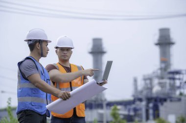 Elektrik santralinde çalışan iki mühendis, birlikte mutlu bir şekilde çalışıp, sorunu çözümlemede birbirlerine yardım ederek, kalkınma yönergeleri hakkında danışmanlık yaparak,