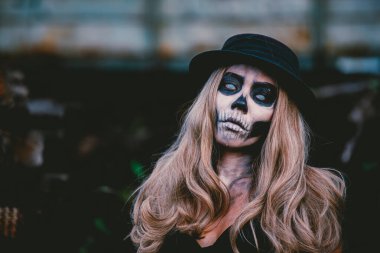 Hayalet yüzlü kadın portresi, Meksika Ölüler Günü Pazar günü Tayland 'da son iki depremde ölenleri onurlandırdı. 