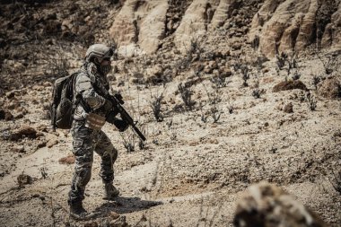 Çölde, Tayland 'da savaşan özel kuvvetlerin askerleri cephede devriye gezmiş, takviye kuvvet çağırmışlar.