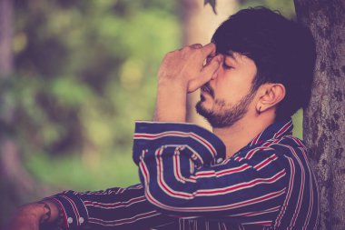 Zeki Taylandlı adam karşılıksız aşktan çok üzgün, yeniden düşün, düşün, eski tarz, karanlık ton üzgün, üzgün, yakışıklı, kırık kalp, tatsız acı, Taylandlı insanlar.