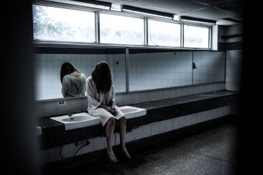 Asyalı kadın portresi hayalet yüzü, korku sahnesi, korkunç arka plan, Cadılar Bayramı posteri.