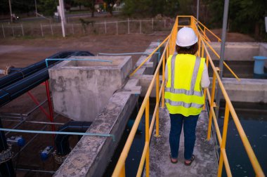 Çevre mühendisleri atık su arıtma tesislerinde, Su geri dönüşüm tesisinde tekrar kullanılmak üzere çalışan su mühendislerinde çalışıyor, kriterler dahilinde olması için sudaki klor miktarını kontrol ediyorlar..