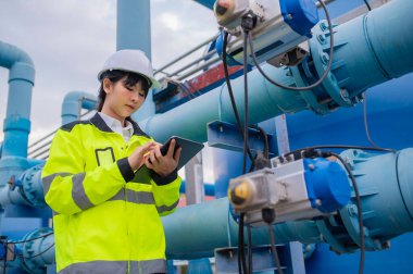 Çevre mühendisleri atık su arıtma tesislerinde, Su geri dönüşüm tesisinde tekrar kullanılmak üzere çalışan su mühendislerinde çalışıyor, kriterler dahilinde olması için sudaki klor miktarını kontrol ediyorlar..