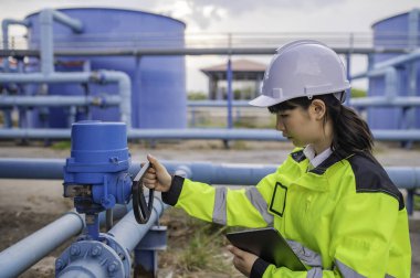 Çevre mühendisleri atık su arıtma tesislerinde, Su geri dönüşüm tesisinde tekrar kullanılmak üzere çalışan su mühendislerinde çalışıyor, kriterler dahilinde olması için sudaki klor miktarını kontrol ediyorlar..