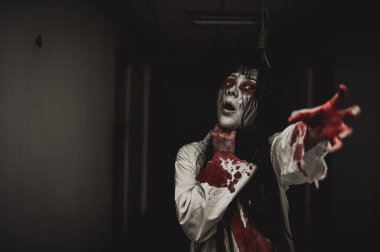 Asyalı kadın makyajı hayaleti, arka plan korku sahnesi, Cadılar Bayramı festivali konsepti, hayalet filmleri afişi, dairede kızgın ruh.