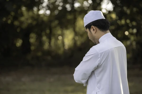 Modlitwa Azjatyckiego Islamu Modlitwa Młodych Muzułmanów Koncepcja Festiwalu Ramadan — Zdjęcie stockowe
