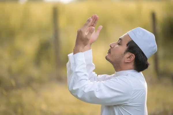 Ασιατική Islam Άνθρωπος Προσευχή Νέοι Μουσουλμάνοι Προσεύχονται Ραμαζάνι Έννοια Φεστιβάλ — Φωτογραφία Αρχείου