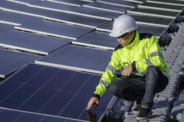 Yüzen güneş enerjisi santralinde çalışan Asyalı mühendis, yenilenebilir enerji, teknisyen ve yatırımcı güneş panelleri güneş enerjisi kurulumundaki panelleri kontrol ediyor