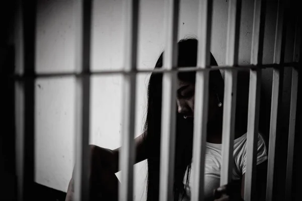 Руки Женщин Отчаянно Пытающихся Поймать Железную Тюрьму Концепцию Заключенных Таиландцев — стоковое фото