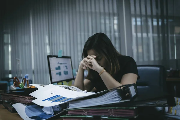 Azjatyckie Biuro Kobieta Stres Przeciążenia Pracy Podkreśliła Ponieważ Musi Wysłać Zdjęcia Stockowe bez tantiem