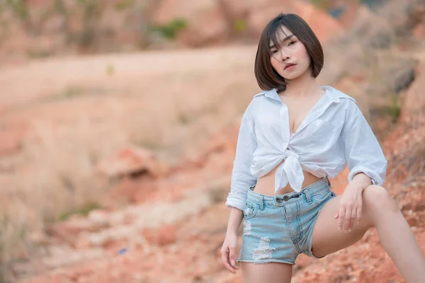 アジアの美しい女性の肖像画は 白いシャツと短いデニムを着用 タイの人々 写真を撮るためのポーズ セクシーな女性 ストック写真