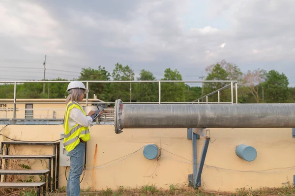 廃水処理場で働く環境技術者 再利用のための水循環場で働く水供給工学技術者 技術者 技術者が話し合う ストック画像