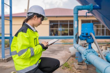 Çevre mühendisleri atık su arıtma tesislerinde, Su geri dönüşüm tesisinde tekrar kullanılmak üzere çalışan su mühendislerinde çalışıyor, kriterler dahilinde olması için sudaki klor miktarını kontrol ediyorlar..
