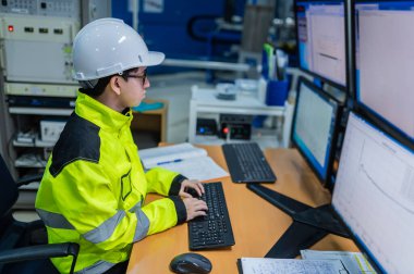 Büyük Endüstri Fabrikası Kadın Bilgisayar Mühendisi Kişisel Bilgisayar 'da çalışıyor. Tayland' daki insanlar dört monitör ve ciddi programcılarla çalışıyor.