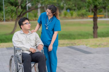 Hastanedeki bir hastayla ilgilenen hemşire, fizik tedavi gören bir hastaya yardım eden kadın doktor.