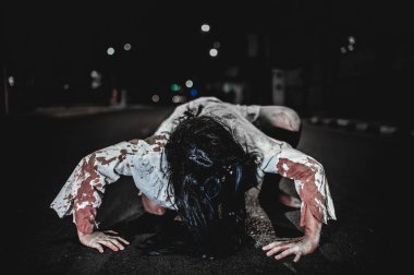 Korku kadın konsepti, şehirde yollarda hayalet, şehrin sokaklarında intikamcı bir ruh, cadılar bayramı festivali, hayalet yüzü.