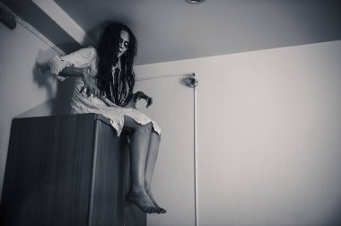 Asyalı kadın makyajı hayaleti, arka plan korku sahnesi, Cadılar Bayramı festivali konsepti, hayalet filmleri afişi, dairede kızgın ruh.