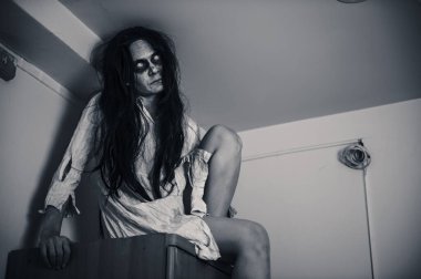 Asyalı kadın makyajı hayaleti, arka plan korku sahnesi, Cadılar Bayramı festivali konsepti, hayalet filmleri afişi, dairede kızgın ruh.