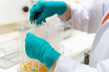 Kimyagerler laboratuvarda antiretroviral ilaçlar bulmak için kimyasalları karıştırdılar, kanda virüsü tespit etmek için deneyler yapıldı, COVID-19 'a karşı potansiyel ilaç ve aşı geliştiricileri bulundu.