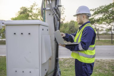 Telekomünikasyon mühendisleri 5G cep telefonu sinyalleri için baz istasyonlarında çalışıyorlar.