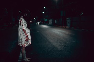 Korku kadın konsepti, şehirde yollarda hayalet, şehrin sokaklarında intikamcı bir ruh, cadılar bayramı festivali, hayalet yüzü.