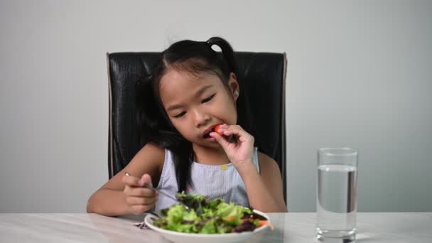 健康な野菜を食べるために小さなアジアのかわいい女の子 子供のための栄養と健康的な食事習慣 子供たちは幸せで野菜を食べるのが好きです — ストック動画