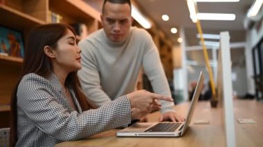 İş adamlarından oluşan bir ekip toplantı yapıyor. Yeni proje planlaması için mutlu iş arkadaşları toplantısı. Organizatörler ve müşteriler iş hakkında danışmanlık yaparlar