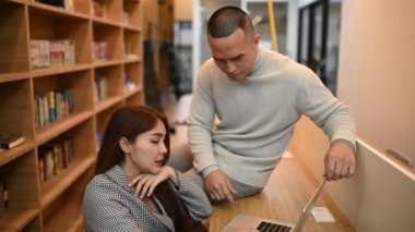 İş adamlarından oluşan bir ekip toplantı yapıyor. Yeni proje planlaması için mutlu iş arkadaşları toplantısı. Organizatörler ve müşteriler iş hakkında danışmanlık yaparlar