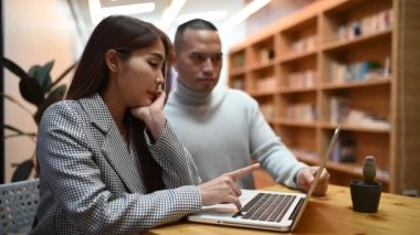 İş adamlarından oluşan bir ekip toplantı yapıyor. Yeni proje planlaması için mutlu iş arkadaşları toplantısı. Organizatörler ve müşteriler iş hakkında danışmanlık yaparlar