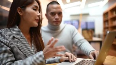 İş adamlarından oluşan bir ekip toplantı yapıyor. Yeni proje planlaması için mutlu iş arkadaşları toplantısı. Organizatörler ve müşteriler iş hakkında danışmanlık yaparlar