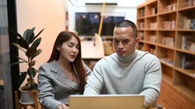 İş adamlarından oluşan bir ekip toplantı yapıyor. Yeni proje planlaması için mutlu iş arkadaşları toplantısı. Organizatörler ve müşteriler iş hakkında danışmanlık yaparlar