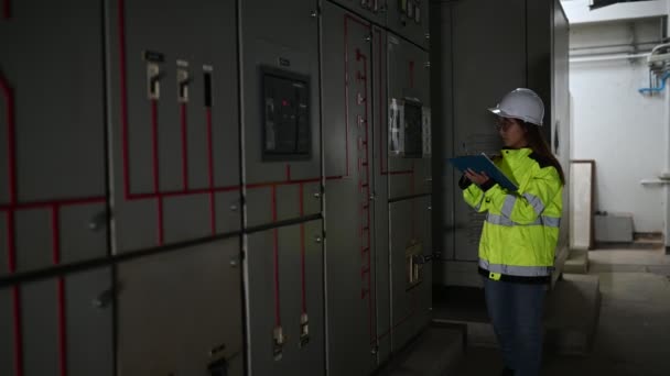 Asyalı Elektrik Mühendisi Kontrol Odasındaki Elektrik Sistemini Kontrol Etmek Izlemek — Stok video