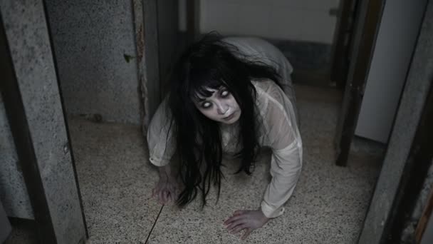 亚洲女人的肖像构成了鬼魂 可怕的恐怖场景作为背景 万圣节的概念 鬼片海报 愤怒的精神在公寓里 — 图库视频影像