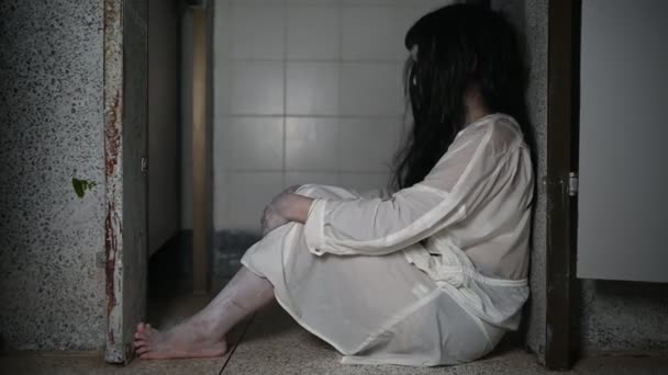 Porträtt Asiatisk Kvinna Utgör Spöke Skrämmande Skräckscen För Bakgrunden Halloween — Stockvideo