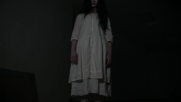 Porträtt Asiatisk Kvinna Utgör Spöke Skrämmande Skräckscen För Bakgrunden Halloween — Stockvideo