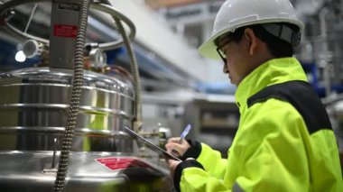 Kontrol odasında çalışan bir mühendis. Yönetici kontrol sistemi. Birçok monitörden teknisyen izleme programı