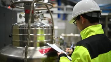 Kontrol odasında çalışan bir mühendis. Yönetici kontrol sistemi. Birçok monitörden teknisyen izleme programı