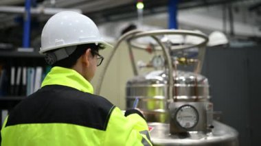 Kontrol odasında çalışan bir mühendis. Yönetici kontrol sistemi. Birçok monitörden teknisyen izleme programı