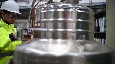 Kontrol odasında çalışan bir mühendis. Yönetici kontrol sistemi. Birçok monitörden teknisyen izleme programı