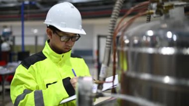 Kontrol odasında çalışan bir mühendis. Yönetici kontrol sistemi. Birçok monitörden teknisyen izleme programı