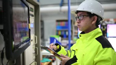 Kontrol odasında çalışan bir mühendis. Yönetici kontrol sistemi. Birçok monitörden teknisyen izleme programı