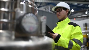 Kontrol odasında çalışan bir mühendis. Yönetici kontrol sistemi. Birçok monitörden teknisyen izleme programı